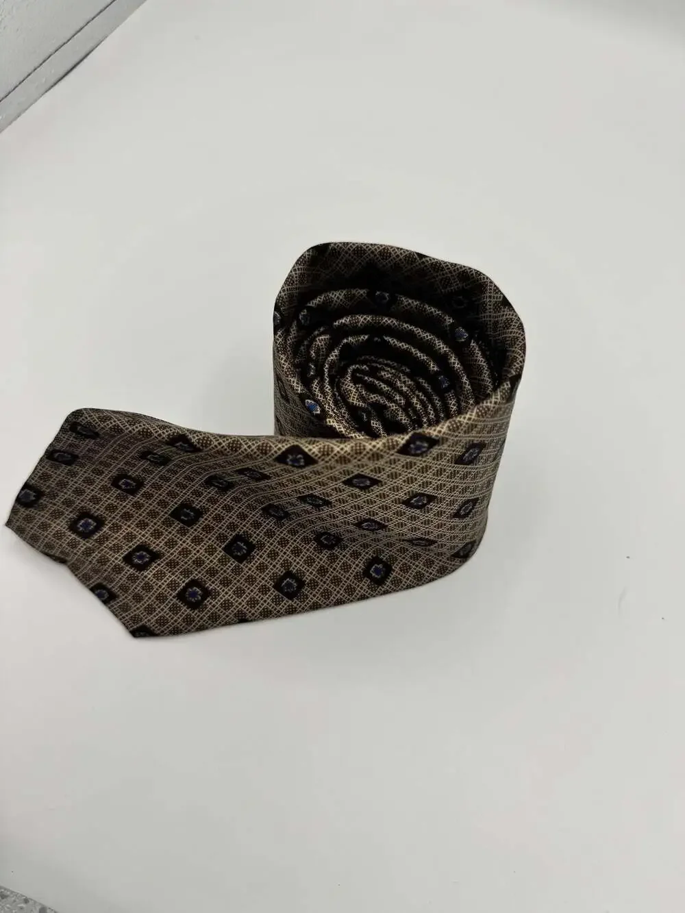 Guy Laroche Paris All Silk Geometric Diamond Pattern Necktie
